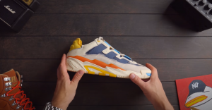 Блогер снимает обзор на новые кроссовки от Adidas Блогер снимает обзор на новые кроссовки от Adidas