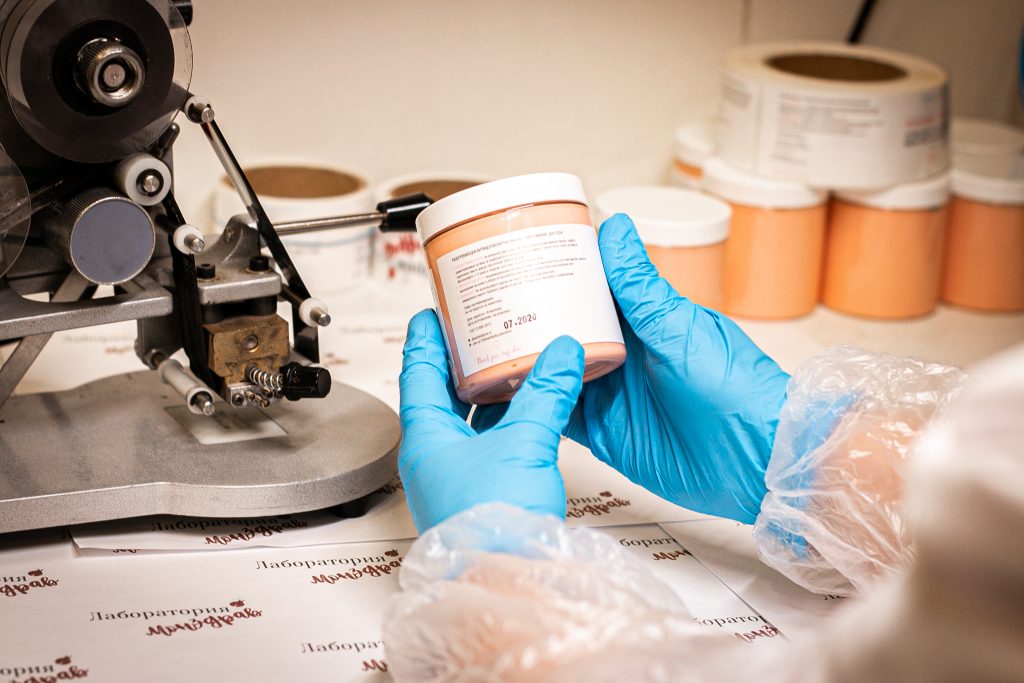 Когда продукт готов и расфасован в тару, на этикетках проставляют дату производства и срок годности — чтобы косметикой можно было пользоваться безопасно Производство крафтовой косметики: как зарабатывать на продаже кремов, гелей и масок для лица