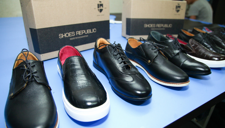 Shoes Republic сделали ставку на кожаную обувь: ботинки, туфли, лоферы, но сегодня у них есть и коллекции спортивной обуви из текстиля. Источник: forbes.kz/Серикжан Ковланбаев