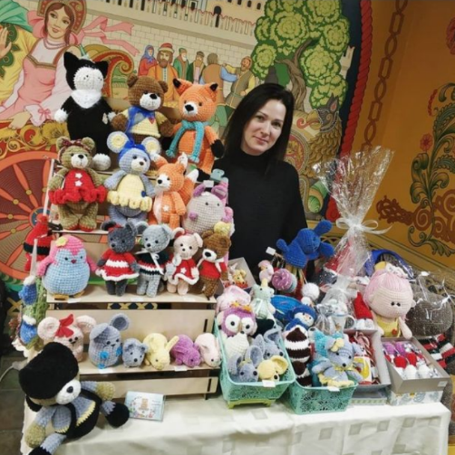 Вначале Елена связала шапочку для дочери, а теперь продаёт по 300 игрушек в месяц на маркетплейсах